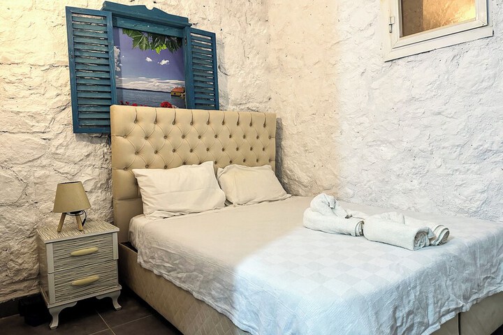 Room 28 of 103