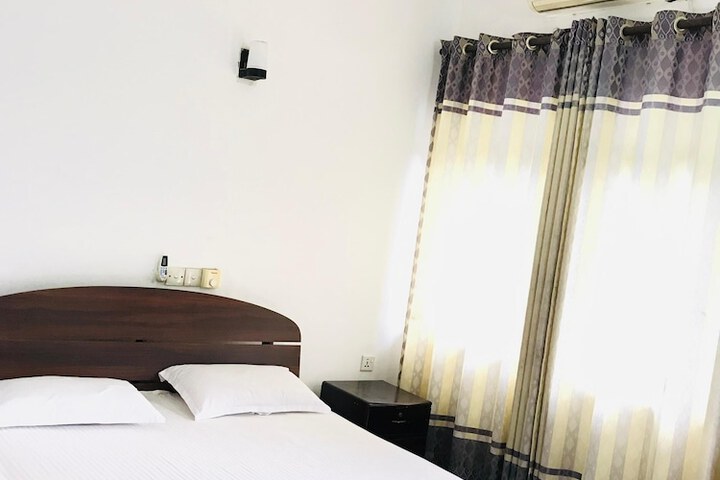 Room 2 of 6