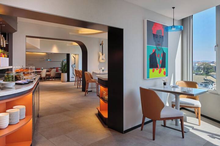 Lounge 115 of 126