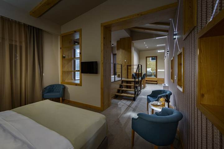 Room 26 of 102