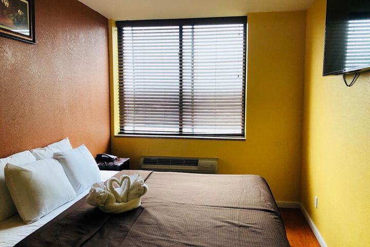 Single King Bed (5 of 12)