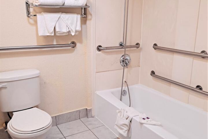 1 Queen Bed | Mob Accessible Roll in Shower Micfridg (5 of 12)