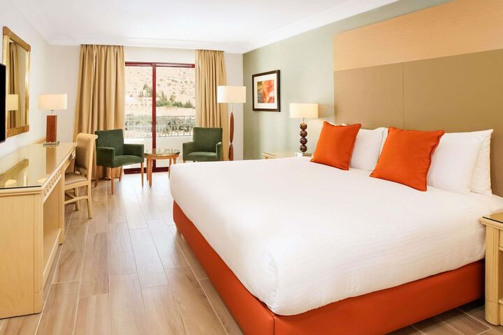 Room 44 of 195