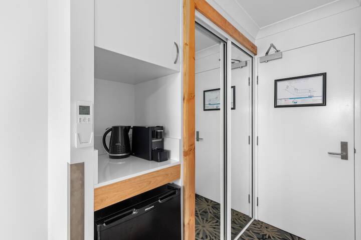 Room 11 of 103