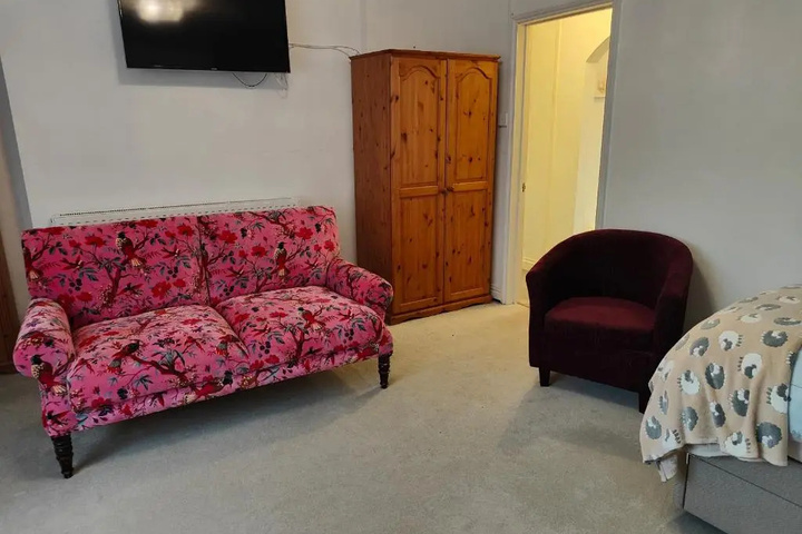 Room 6 of 18