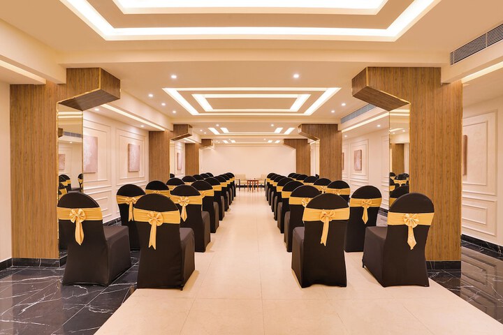 Ballroom/Hall 41 of 47