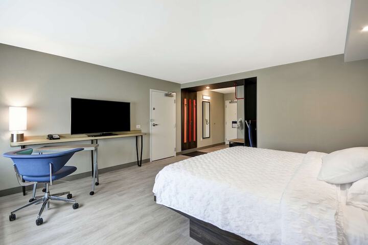 1 King Bed (8 of 12)
