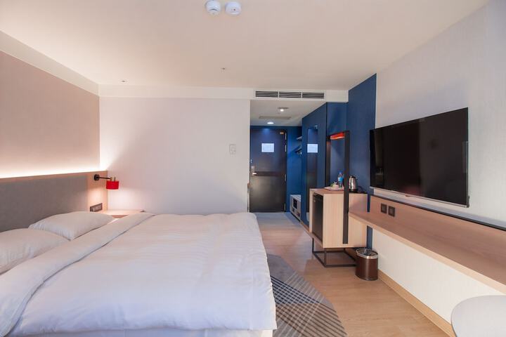 Room 10 of 76