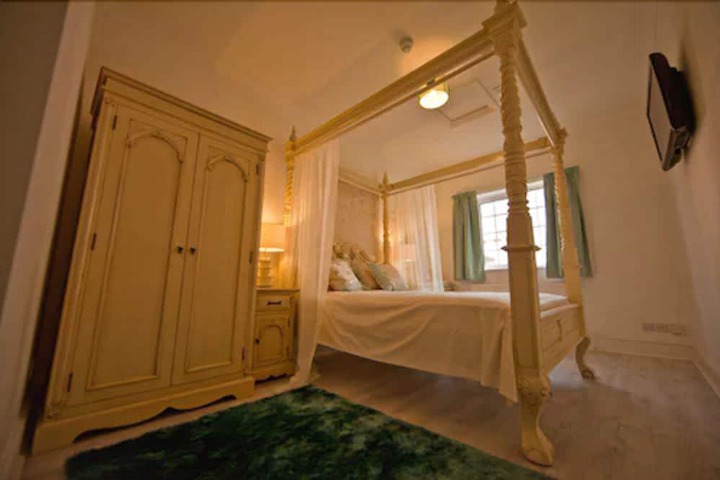 Room 3 of 74