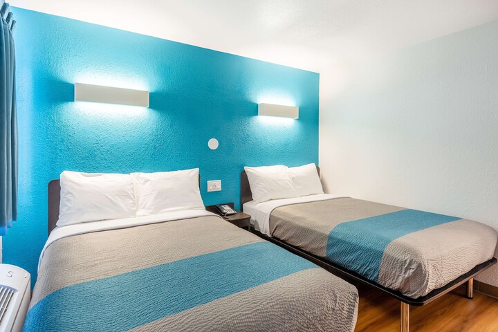 Deluxe Room 2 Double Beds Refrigerator, Microwave (7 of 7)