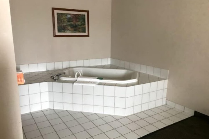 Hot Tub 35 of 63