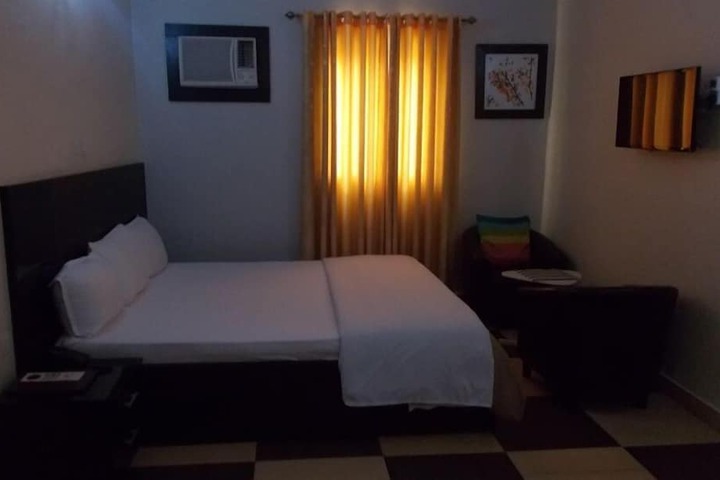 Room 6 of 27