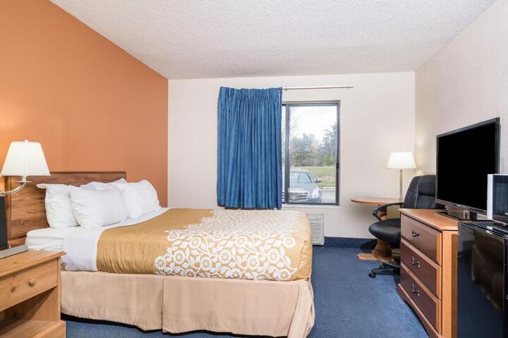 1 King Bed (6 of 13)