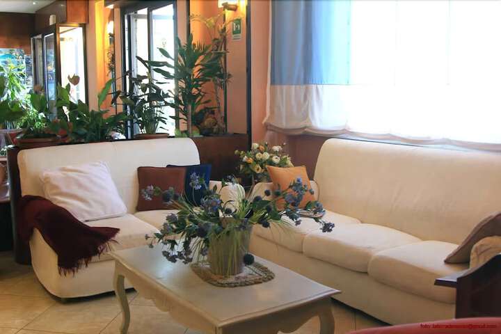 Lounge 21 of 34