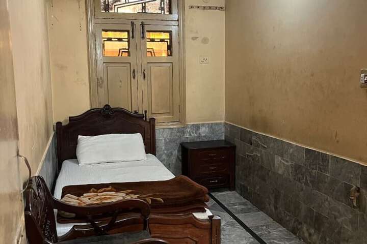 Room 6 of 17