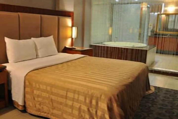 Room 8 of 12