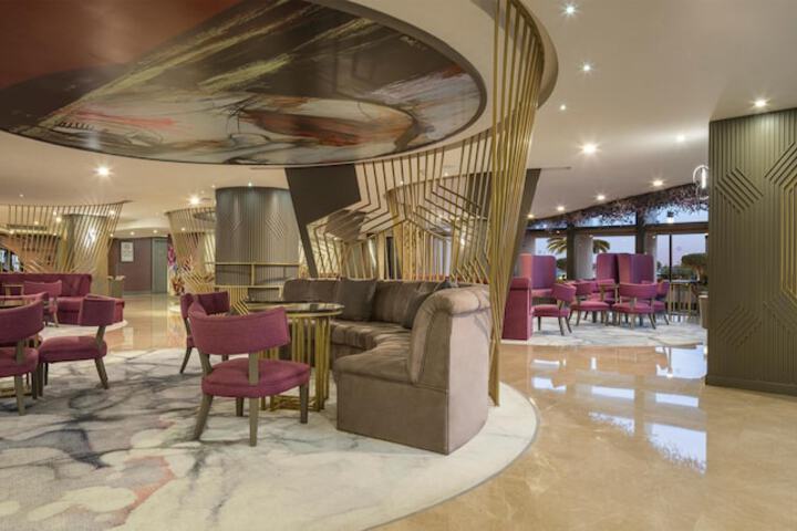 Lounge 120 of 152