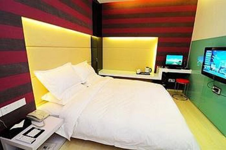 Room 9 of 16