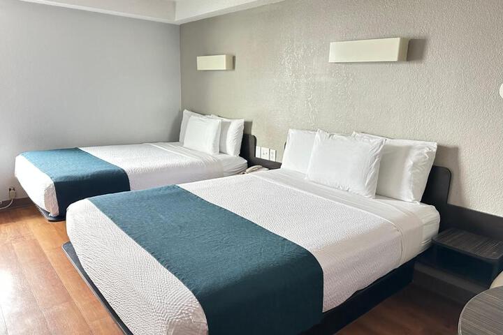 1 Queen Bed (4 of 7)