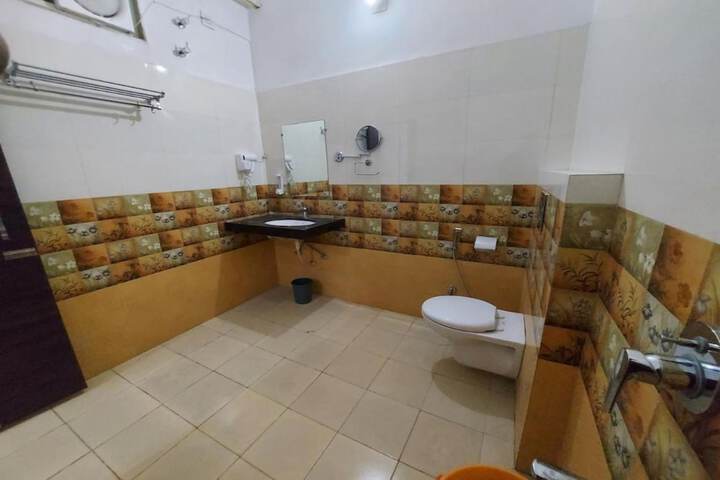 Room 16 of 28