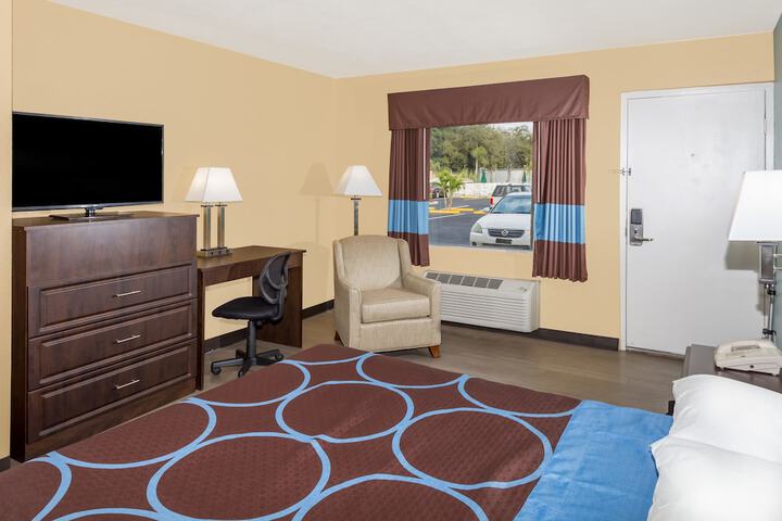 1 Queen Bed Accessible Mobility Hearing Tub with Grab Bars (8 of 8)