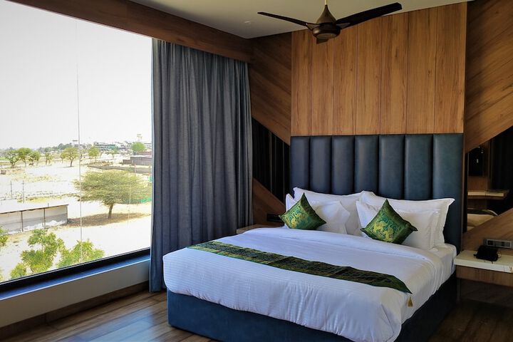 Room 14 of 77