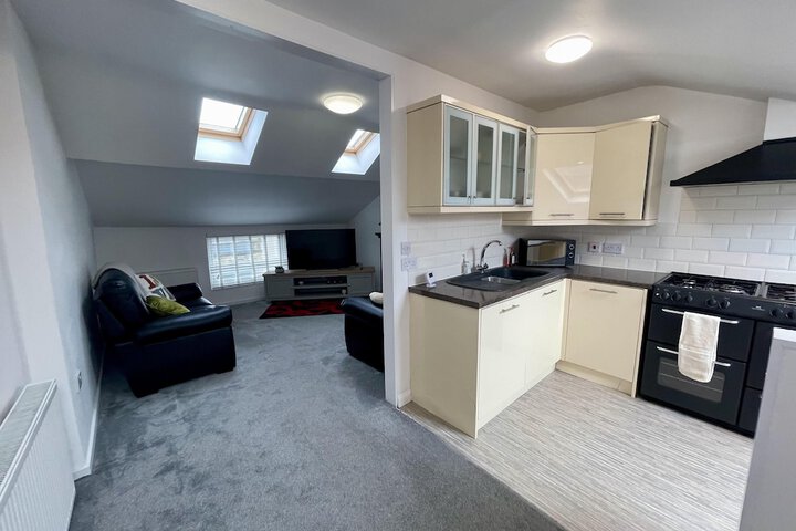 Impeccable 2-bed Apartment in Scarborough Image 6