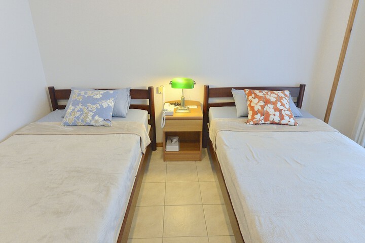 Room 9 of 99