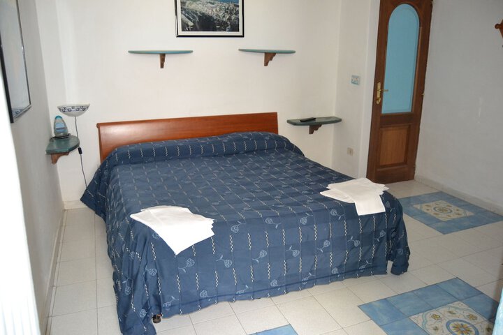 Room 3 of 41