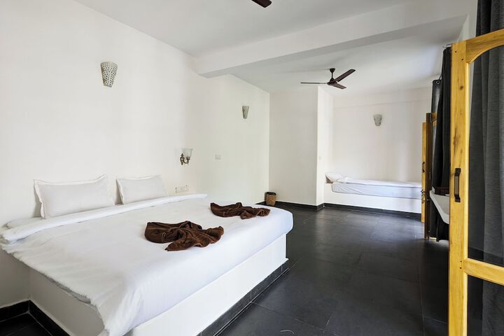 Room 2 of 33