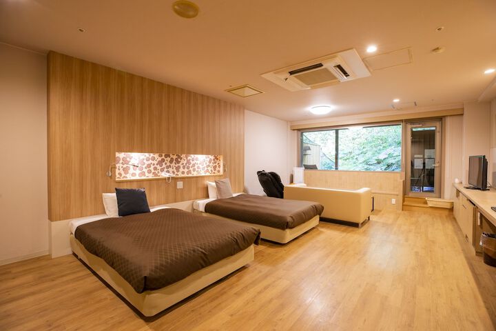 Room 42 of 240