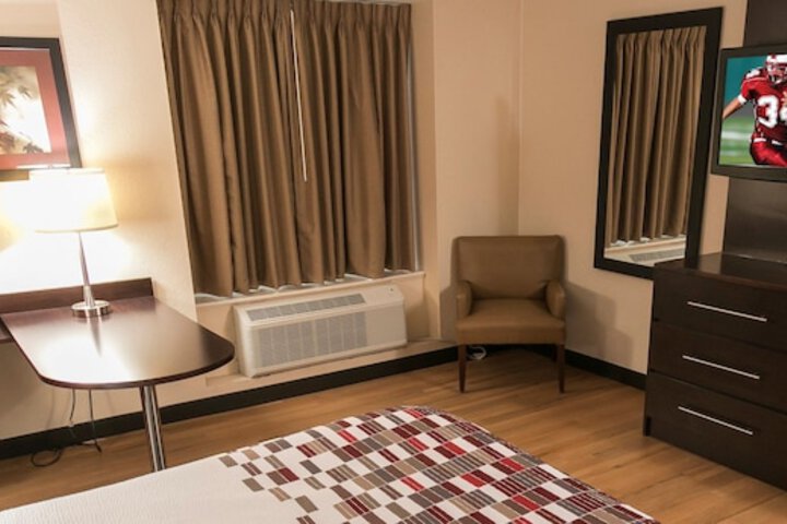 1 King Bed (5 of 5)
