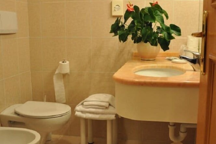 Room 12 of 24
