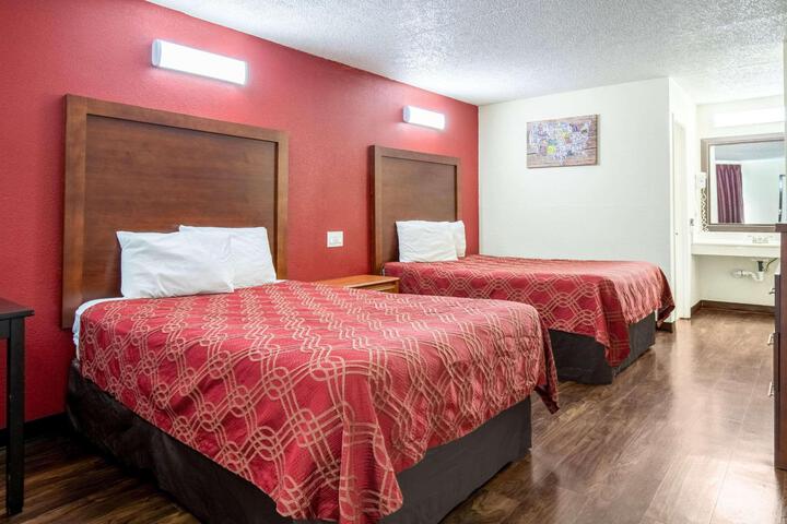 2 Double Beds (5 of 10)