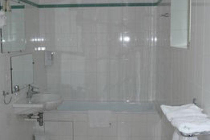 Room 2 of 33