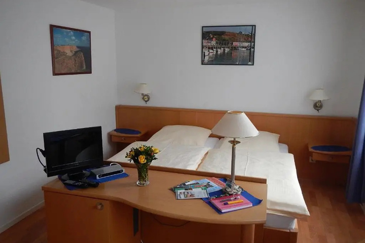 Room 6 of 8