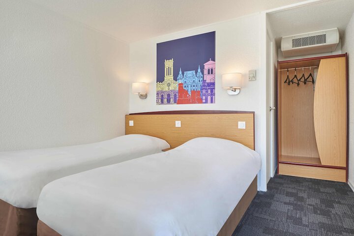 Room 4 of 25