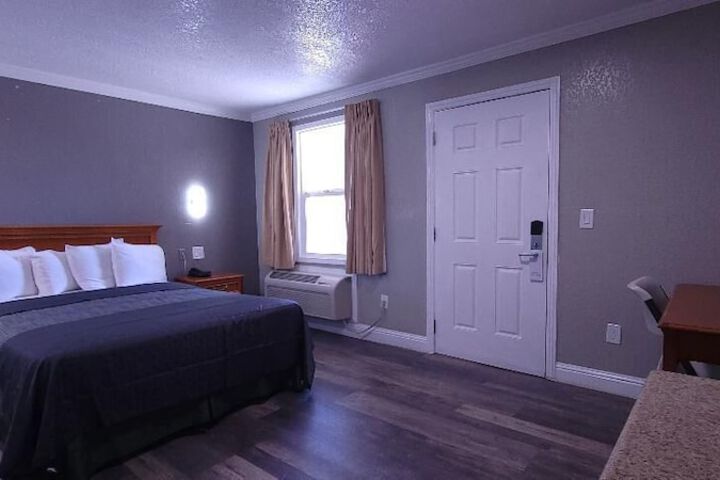 Queen Bed Accessible (19 of 31)