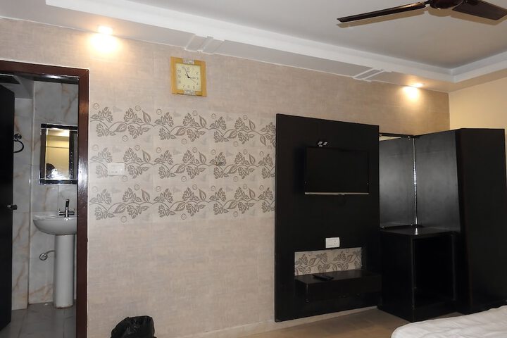 Room 8 of 82
