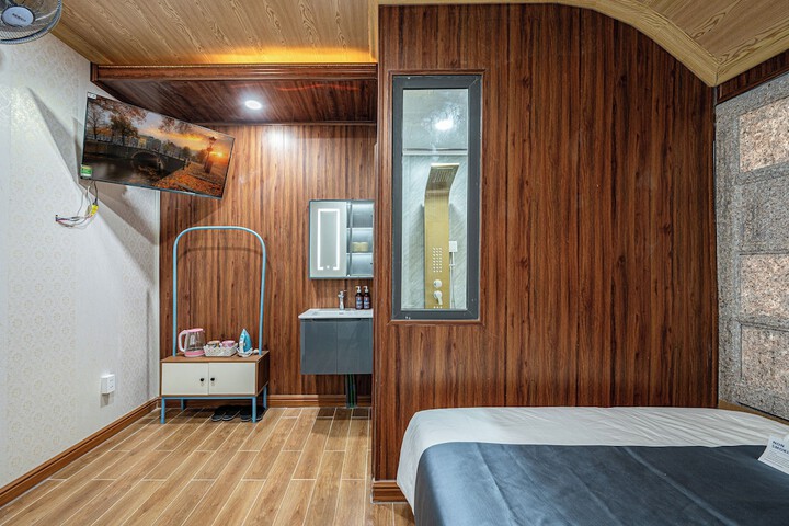 Room 6 of 33
