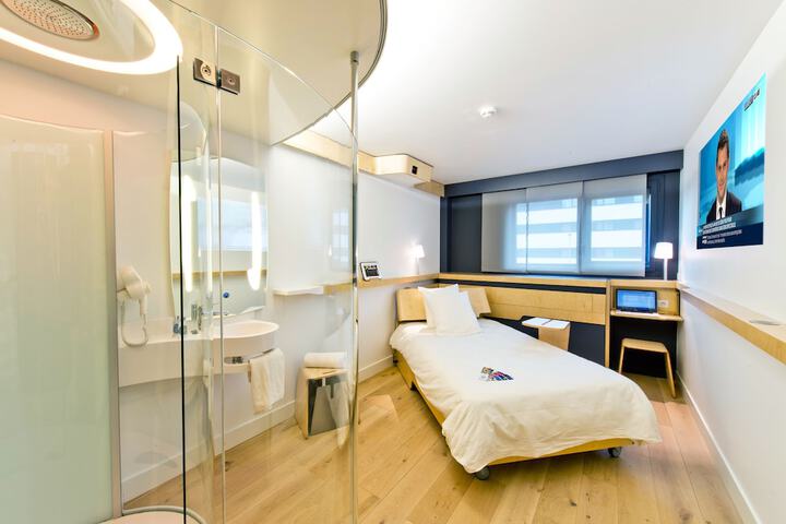 Room 6 of 40