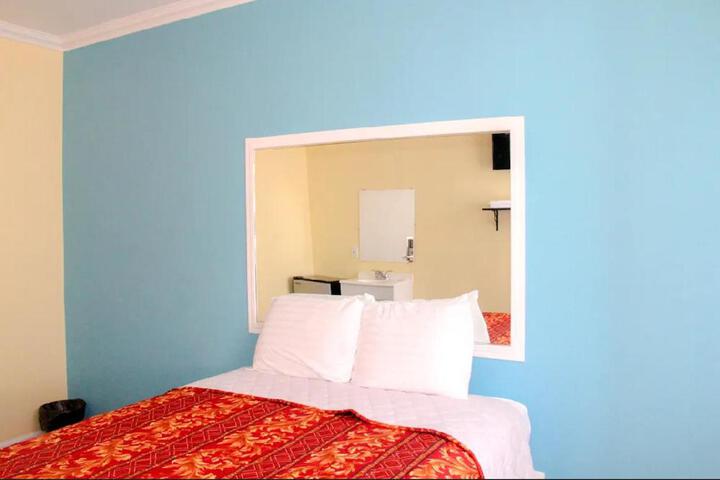 1 Queen Bed (3 of 5)