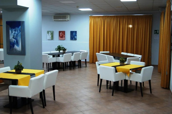 Dining 16 of 17