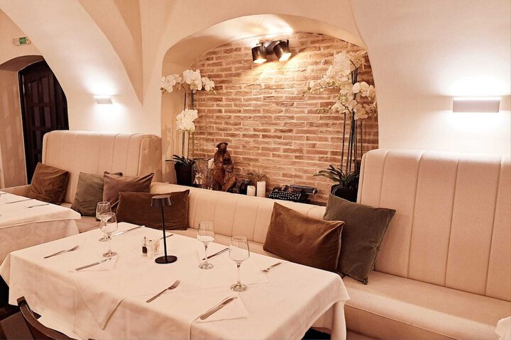 Dining 16 of 21