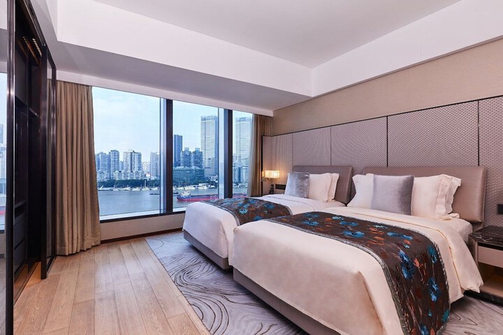 Room 35 of 102