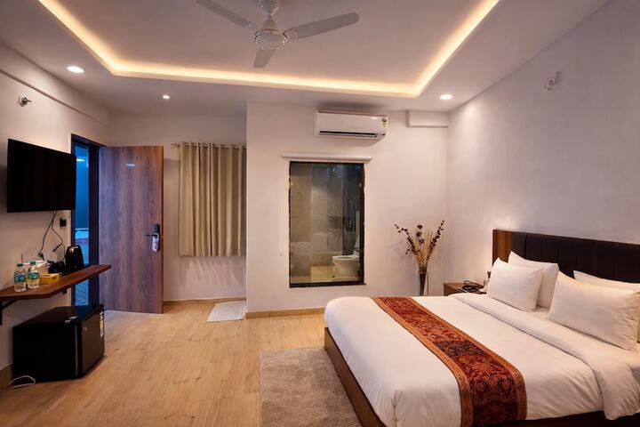 Room 6 of 18