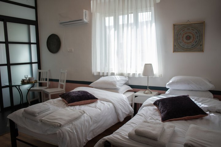 Room 19 of 166