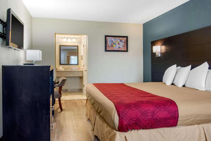 1 King Bed (7 of 12)
