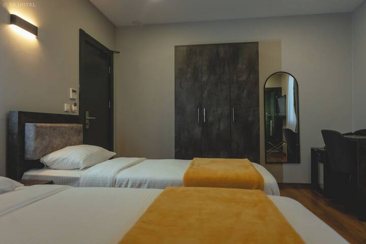 Room 8 of 25