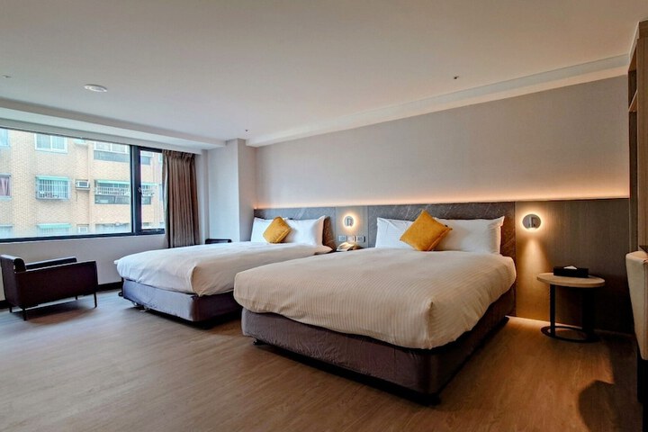 Room 4 of 16